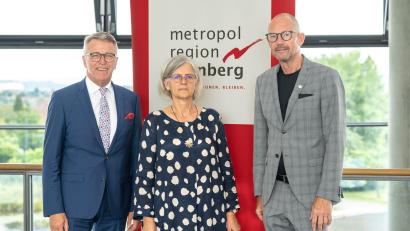 Bild: Jana Strunz/exb
Franz Stahl ist neuer stellvertretender Ratspräsident der Metropolregion Nürnberg. Das Bild zeigt ihn von links mit Dr. Christa Standecker (Geschäftsführerin der Metropolregion Nürnberg), Prof. Dr. Klaus L. Wübbenhorst (Wirtschaftsvorsitzender der Metropolregion Nürnberg),