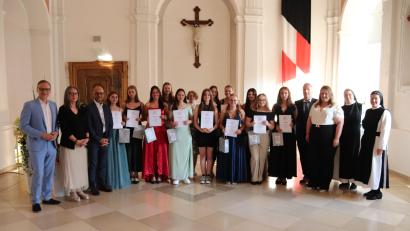 Bild: Gerhard Skupin/exb
Die Einser-Schülerinnen um Schulbeste Lieselotte Slany (Vierte von links) zusammen mit Bürgermeister Bernd Sommer, Schulleiterin Kerstin Reiter, stellvertretendem Landrat Dr. Alfred Scheidler (von links), 10a-Klassenleiterin Maud Simon (Neunte von links) und den Schwestern Raphaela Kratzer und Sophia Schlembach sowie 10b-Klassenleiterin Verena Pentner und Elternbeiratsvorsitzendem Alexander Wurm (von rechts).