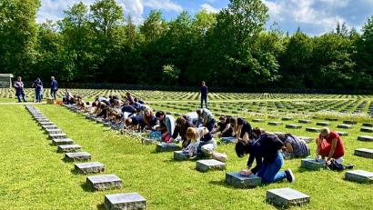 Bild: EJPO
Die jugendlichen Teilnehmer erneuerten die Inschriften auf den Gedenksteinen der Kriegsgräbergedenkstätte am Waldfriedhof München.