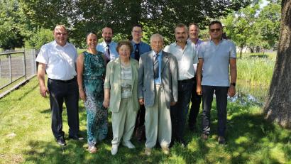Bild: hzi
Gratulanten bei der Geburtstagsfeier sind neben der Verwandtschaft auch Vereine und Verbände. Links Bürgermeister Johannes Schmid und Tanja Renner, daneben von der Feuerwehr Michael Geigenmüller und Marcel Schmid, rechts für den VdK Andreas Wiesnet und Harry Schlöger. Für die Pfarrei gratulierte Klemens Renner. (rechts hinten)