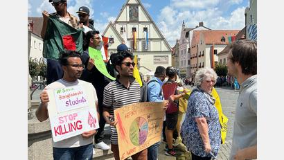 Bild: Veit Wagner/Amnesty International 
OTH-Studenten aus Bangladesch demonstrierten am Samstag, 20. Juli, auf dem Oberen Markt in Weiden wegen der schrecklichen Unruhen in ihrem Heimatland.