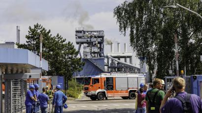 Bild: Hösamer
Nach einer Staubexplosion ist am Samstag im Eckart-Werk in Wackersdorf ein Feuer ausgebrochen. Zur Brandursache laufen Ermittlungen.