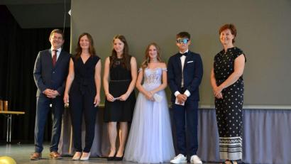Bild: Doris Pensky/exb
Freuen sich mit den besten Schülern der Klasse 9a: Rektor Michael Koppmann (von links), Klassenlehrerin Manuela Grünauer, die Schüler Sophia Stangl, Marisa Hirmer und Lukas Birner und 2. Bürgermeisterin Tanja Kippes.