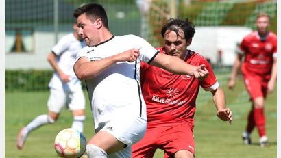 Bild: Büttner
Zum Saisonauftakt der Kreisliga Nord fielen in allen Spielen Tore. Mit einer Ausnahme: Die DJK Weiden (weißes Trikot) und die DJK Irchenrieth trennten sich in einer mäßigen Partie mit 0:0.