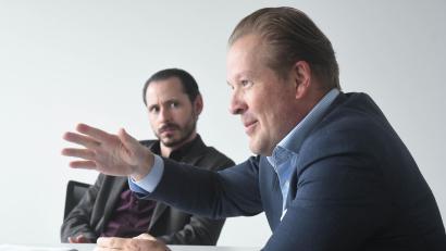 Bild: Gabi Schönberger
BHS-Tabletop-Vorstand Philipp Diekmann (rechts) und Marketing-Chef Johannes Breitschaft im Gespräch über die wirtschaftliche Situation beim ostbayerischen Porzellanhersteller.