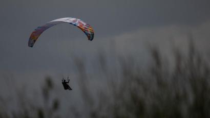 Symbolbild: Sebastian Gollnow/dpa
Ein Gleitschirmflieger musste nach einem Unfall ins Krankenhaus