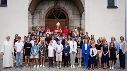 Bild: AS-Eventfotos/exb
Abt Herrmann Josef Kugler (hinten; Mitte) spendete das Firmsakrament.