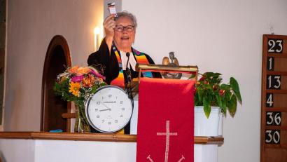 Bild: wgw
Heidi Gentzwein in der evangelischen Christuskirche bei einer ihrer letzten Amtshandlungen als verantwortliche Pfarrerin von Schwarzenfeld. Die Uhr ist symbolisch gemeint: Die Zeit der Eigenständigkeit der Kirchengemeindeist abgelaufen.