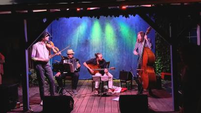 Bild: Bernd Mende/exb
Das Quartett von "Grandessa" verzaubert den Biergarten im Weidener "Parapluie".