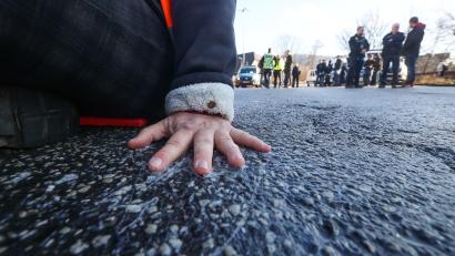 Symbolbild: Nadine Weigel/dpa
Festgeklebt auf der Straße: Solche Szenen veranlassen einen Mann aus dem Landkreis Schwandorf, eine Beleidigung von Polizeibeamten abzusetzen. Dafür muss er eine Strafe zahlen.