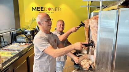 Bild: Gabi Schönberger
Saeed Mojaddri (links) und Reza Rangbaran in ihrem Döner-Laden in Weiden.