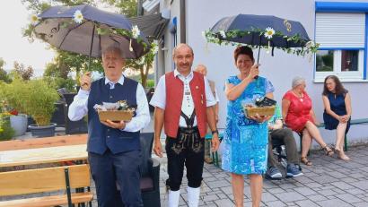 Bild: Christian Mösbauer/exb
Zweiter Vorsitzender Engelbert Ettl (Mitte) überreicht einen Schirm und einen Geschenkkorb an Schirmherrin Margit Reichl (rechts) und Ehrenschirmherr Anton Steininger (links).