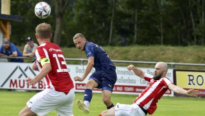 Bild: Hubert Ziegler
Der Freudenberger Spielertrainer Sebastian Bauer (Zweiter von links) schießt auf das Königsteiner Tor, Thomas Götzl (rechts) vom TSV Königstein kommt zu spät, während der TSV-Kapitän Jonas Gebhard (links) den Ball erwartet. Vizemeister Königstein startete mit einem 2:1-Sieg in die neue Saison.