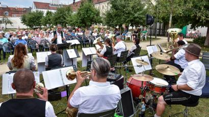 Bild: Stephan Huber
Sonntagsserenade im Maltesergarten in Amberg mit den Oberpfälzer Weiher Musikanten.