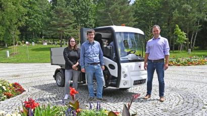 Bild: Thomas Graml
Verkaufsberater Johannes Veigl (rechts) von der CLAAS Nordostbayern GmbH aus Altenstadt im Landkreis Neustadt/WN übergibt das erste E-Nutzfahrzeug an Bernhard Müller (Leiter Standes- und Friedhofsamt) und Simone Marchsreiter (Leiterin Friedhöfe).