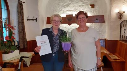 Bild: Veronika Freitag/exb
Auf dem Foto von links nach rechts: Gertrud Maul, 1. Vorsitzende Regina Freitag