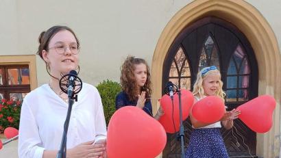 Bild: u
Nenas „99 Luftballons“ ließen die „Herzwärts-Kinder!, allen voran die zwölfjährige Solistin Carolina Luber (links) auf dem Marktplatz steigen (im Hintergrund von links: Alisa Graf (9 Jahre) und Laura Biel (7 Jahre).