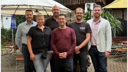 Bild:  KF-Insinger
Bei der Ehrung gab es strahlende Gesichter: von links Michael Hofmann (Betriebsleitung), Daniela Hierold (Personal, Qualität), Wolfgang Fleischmann (Produktionsleitung), Klaus Schimmer, Michael Kurz und Andreas Insinger (Geschäftsführer).