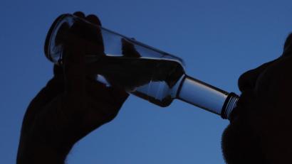 Symbolbild: Soeren Stache
Mit zwei Flaschen Schnaps in der Hand wurde eine Diebin in Marktredwitz beobachtet.