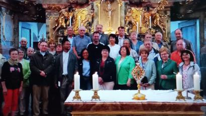 Bild: Lothar Porst/exb
Die Besuchergruppe aus Immenreuth stellte sich vor dem Hochaltar für ein Erinnerungsbild auf.