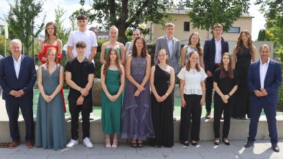 Bild: mfh
Bei 15 Absolventen stand eine 1 vor dem Komma (vordere Reihe, von links): Landrat Richard Reisinger, Lotte Kmetsch (1,27), Moritz List (1,42), Sandra Hausmann (1,45), Leonie Bratzel (1,50), Martina Ott (1,55), Ruth Appel (1,58), Laura Gebhardt (1,58), Schulleiter Martin Zimmermann; (hintere Reihe, von links): Madeleine Panjuschkin (1,64), Steven Dechant (1,67), Emma Welz (1,67), Selina Gebhardt (1,82), Georg Kölbel (1,82), Magdalena Melchner (1,83), Luis Büttner (1,91) und Sina-Marie Plach (1,92).