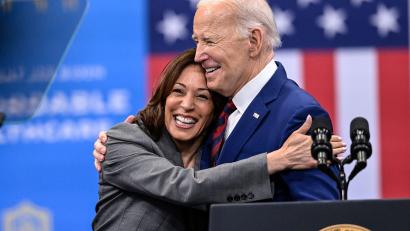 Bild: Matt Kelley/FR171845 AP/AP/dpa
Die neue Kandidatin? Nicht nur Biden unterstützt Harris. (Archivbild)