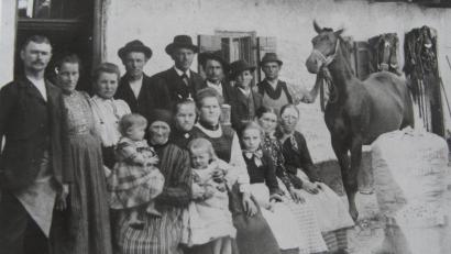 Bild: Archiv Edmund Schmid
Das Bild, das sich in Edmund Schmids Archiv befindet, entstand 1903 in Tohngräben/Hallertau vor dem Hof des Hopfenbauern Georg Ostermeier und zeigt die "Hopfazupfa" aus Atzenhof und Umgebung. Rechts vorne im Bild steht ein „Metzen“, dahinter ein Hopfensack.