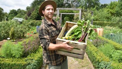 Bild: ubb
Wenn Erntezeit ist und der Permakultur-Garten den Überfluss freigibt, stellt David Pontoux sein Gemüse in Kisten vor den Kreislehrgarten zum Verschenken. "Das ist immer alles schnell weg", sagt er lachend.