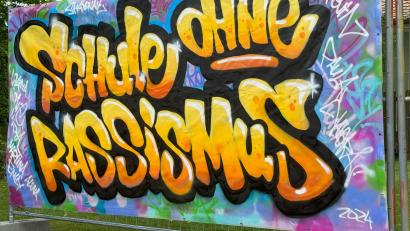 Bild: Sandy Wendt/exb
Beim Projekttag "Schule ohne Rassismus" an der Mittelschule Waldsassen entstand auch dieses Banner,