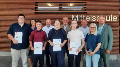 Bild: Katharina Faltenbacher/exb
Katharina Achtert, Schulleiter Günther Paul, die Bürgermeister Ludwig Biller, Gerhard List und Richard Kammerer freuen sich mit den Neuntklässlern Felix Bertl (vorne, von links), Maurice Gmehling, Anna Stilp, und Moritz Fenz. Rechts Elternbeiratsvorsitzende Claudia Weiß.