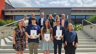 Bild: khg
Bei der Ehrung der Klassenbesten (vorne, von links): Lehrerin Simone Opitz, Simon Thornbury (Notendurchschnitt 2,2), Carina Teichmann (1,8), Mahmoud Sabra (2,1) und Lehrerin Carina Engelbrecht sowie (hinten, von links) Elternbeiratsvorsitzende Iris Rittner, 2. Bürgermeister Georg Götz (Hahnbach), 2. Bürgermeister Thorsten Grädler (Vilseck), Konrektorin Claudia Neidl, Fördervereinsvorsitzende Barbara Streit und Bürgermeister Uwe König (Freihung).