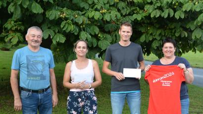 Bild: fdl
Georg Kustner (links) und Stefan Basler (Zweiter von rechts) überreichten an Gemeindereferentin Barbara Schlosser (rechts) und Jugendleiterin Melanie Gebhardt (Zweite von links) jeweils 250 Euro.