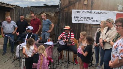 Bild: Waltraud Lobenhofer (wwl)
SPD-Vorsitzender Johannes Ambos (mit weißem Hut) und Gemeinderat Mario Eckl (Gitarre) unterhielten mit italienischen Hits im vollbesetzten Garten des Bikerstüberls Schwab die Gäste.