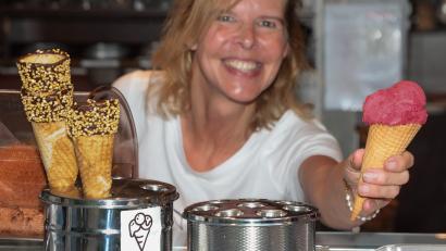 Bild: Wolfgang Steinbacher
Die Eis-Tournee 2024 startet am 25. Juli in der Eisdiele Rossini in Amberg. Michaela vom Team des Rossini freut sich schon auf viele Schleckermäuler.