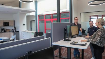 Bild: Wolfgang Steinbacher
Ein offenes Großraumbüro mit höhenverstellbaren Schreibtischen für eine gesunde Arbeitshaltung: Beim Institut für Gesundheit und Management (IfG) versuchen (von links) Firmengründer und Arbeitspsychologe Dr. Christan Weigl, Prokurist Marco Forster und die Teamleiterin der Verwaltung, Nadja Sporrer, selbst so gut wie möglich vorzuleben, was in Schulungen an Kunden weitergegeben wird.