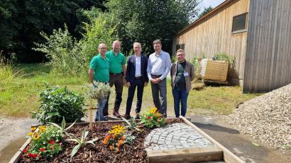 Bild: Stadt Weiden/exb
Thomas Huber und Stefan Dürgner von der Stadtgärtnerei, Bürgermeister Reinhold Wildenauer, Prüfungsvorsitzender Til Kugler und Ermin Salihovic, Bildungsberater im Gartenbau
