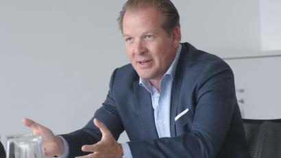 Bild: Gabi Schönberger
BHS-Tabletop-Vorstandsvorsitzender Philipp Diekmann im Gespräch mit Oberpfalz-Medien. Er fordert: Planungssicherheit und verlässliche Marktbedingungen.