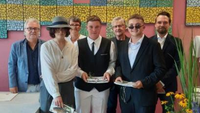 Bild:  Thomas Schmidbauer/exb
Schule und Bürgermeister gratulierten den besten Absolventen der GTK9 der Mittelschule Wiesau.