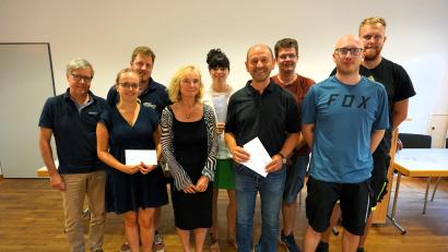 Bild: tra
Jugendbeauftrager Klaus Hernes (links), Christine Frankerl vom KJR (Vierter von links) und Bürgermeister Hans Ram (Sechster von links) bei der Übergabe der Jugendförderung an die Jugendleiter.