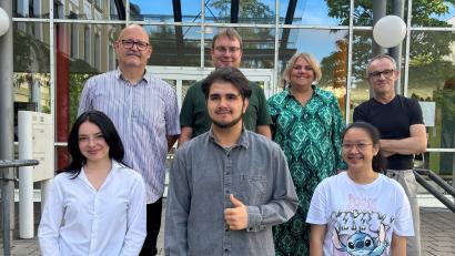 Bild: A. Kramer/exb
Hinten von links nach rechts: Mattias Rudolph (9b), Achim Herbolzheimer (9a), Maria Treml-Paskowski (10b), Franz Hehenberger (M10). Vordere Reihe von links nach rechts: Lina-Marie Petricigk (9b), Marcel Lukas (9a) und Lalitphat Molnár (10b)