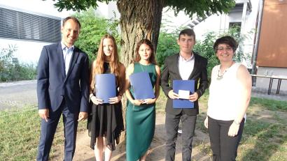 Bild: Sandra Flor/exb
Aus der erfolgreichen Regelklasse R9 ragten die 3 Besten heraus (von links): Cäcilia Götz, Sarah El Sayed und Peter Kummer. Lehrerin Tanja Feuerer (rechts) und Rektor Markus Lacher gratulierten.