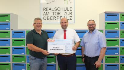 Bild: Hermann Daubenmerkl, RTO/exb
Mit einer großzügigen Spende überraschte Lars Sikka von der Manfred-Roth-Stiftung (Mitte) die Realschuldirektor German Helgert von der Realschule am Tor zur Oberpfalz (links) und seinen Stellvertreter Holger König.
