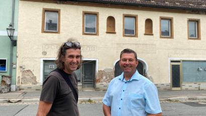 Bild: ck
Architekt Volker Schwab (links) und der Pleysteiner Bürgermeister Rainer Rewitzer vor dem Gebäude Marktplatz 6. Das Anwesen gehört zu den Objekten, die von Architekturstudenten der OTH Regensburg in einer Semesterarbeit behandelt wurden. Die Ergebnisse werden am kommenden Donnerstag, 25. Juli, um 17 Uhr in dem Anwesen am Marktplatz 6 der Öffentlichkeit präsentiert.