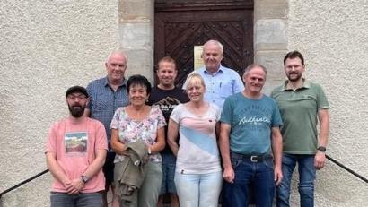 Bild: Gemeinde Kulmain/exb
Sie übernehmen Verantwortung für den Erhalt der Oberbrucker Kapelle: Johannes Riedel, Mesnerin Rita Berger, Simone Sommerey, Michael Nusstein (vorne, von links), Herbert Schwendner, Christian Schwendner, Bürgermeister Günter Kopp und Andreas Rauch (hinten, von links).