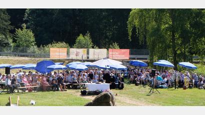 Bild: Lehner/exb
Über 200 Gläubige haben den Weg zum Campingplatz Gaisweiher bei Flossenbürg auf sich genommen und feiern den Familiengottesdienst „Flosser Amt“ mit.