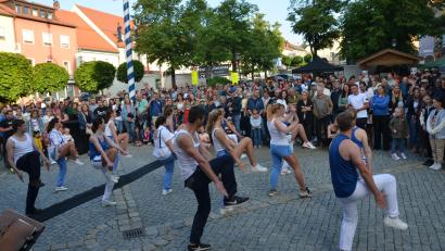 Archivbild: dob
Bei der siebten Kulturnacht in Vohenstrauß war im vergangenen Jahr wieder viel geboten. Ein Abend zum geselligen Beisammensein vor dem Rathaus.