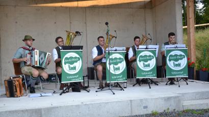 Bild: gi
Mit großem Beifall bedankten sich die Zuhörer für die gelungene Sommerserenade von der Musikkapelle "Bock-Blech" aus Waidhaus.
