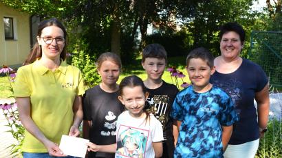 Bild: fdl
Die vier Kommunionkinder (ab Zweite von links) Thea, Emma, Toni und Damien überreichten an Christine Hecht (links) von Flika, 200 Euro. Auch Gemeindereferentin Barbara Schlosser (rechts) freute sich über die Aktion.