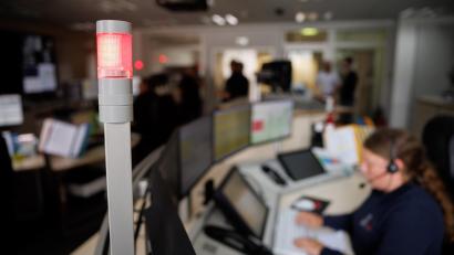 Symbolbild: Matthias Balk/dpa
Eine Leitstellendisponentin nimmt in der integrierten Leitstelle einen Notruf entgegen.