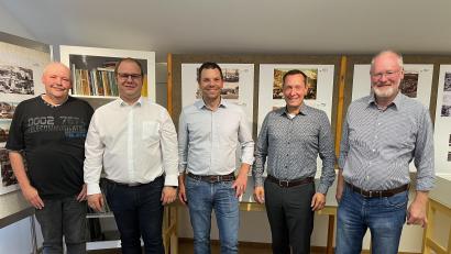 Bild: Selina Englhard/exb
Die Ausstellung eröffneten (von links) Museumsleiter Uwe Tuschke, Bürgermeister Armin Haushahn, Claus Tausendpfund, Landrat Armin Kroder und Kurt Tausendpfund.